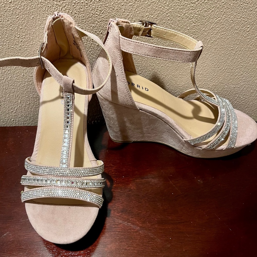 9W Blush Faux Suede Wedges